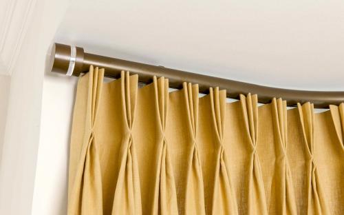 На каком расстоянии крепится стеновой кронштейн к потолочному карнизу. Пошаговая инструкция установки