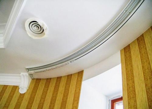 Как повесить потолочный карниз своими руками. Предварительные замеры места крепления 06