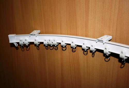 Гибкий карниз для штор настенный. Особенности гнущихся конструкций