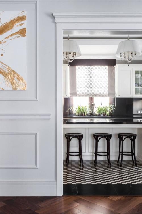 Белый плинтус на белой стене. Белый плинтус с темным полом: дизайнерский «кант» для стен