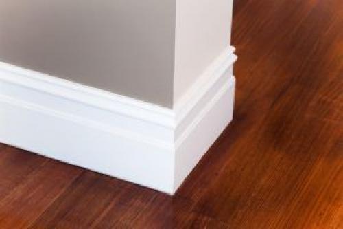 Деревянный пол с белым плинтусом. Выбираем обрамление для пола по правилам