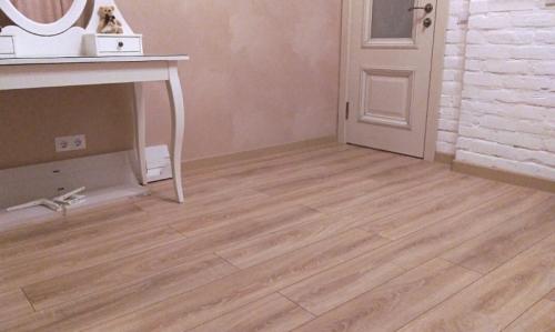 Как правильно подобрать цвет плинтуса для пола. Как на выбор плинтуса влияет материал напольного покрытия 02