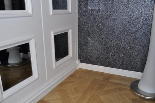 Белый плинтус белые стены. Белый плинтус в интерьере