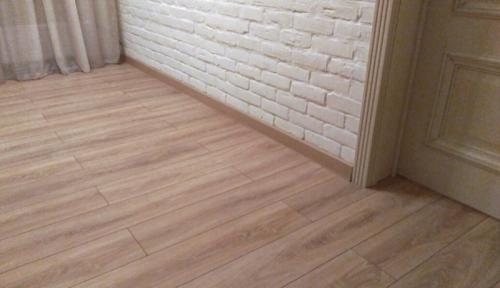 Плинтус в цвет стен или пола. «Плинтус под цвет пола? Что за безвкусица!» — дизайнер пристыдил, но раскрыл карты, как грамотно подобрать плинтус