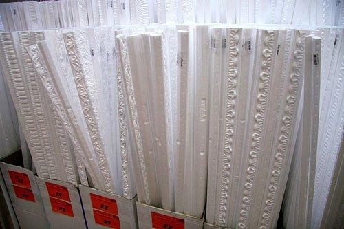 Потолочный плинтус и карниз. Карнизы из полиуретана: подготовка к установке, основной монтаж и завершающая обработка