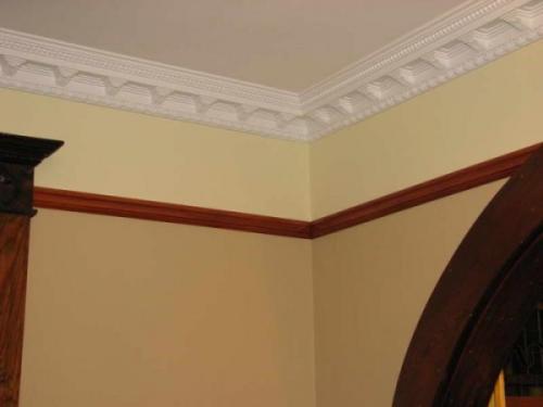 Потолочный плинтус и карниз. Карнизы из полиуретана: подготовка к установке, основной монтаж и завершающая обработка