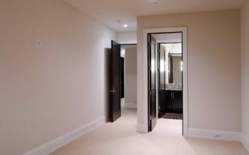 Белые пластиковые плинтуса для пола в интерьере. С какими цветами можно сочетать