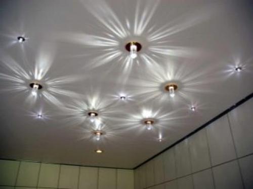 Устанавливаем люстру на натяжном потолке. Особенности выбора люстры для натяжного потолка 11