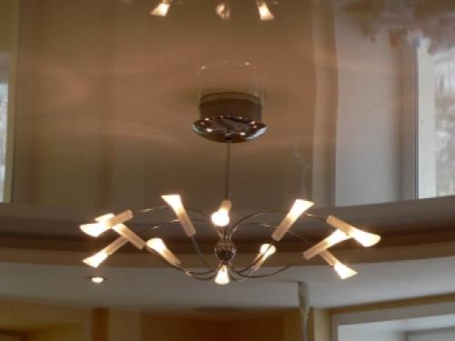 Устанавливаем люстру на натяжном потолке. Особенности выбора люстры для натяжного потолка 07
