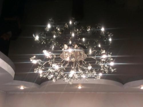 Устанавливаем люстру на натяжном потолке. Особенности выбора люстры для натяжного потолка 06