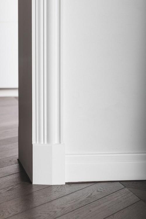 Белый плинтус на белой стене. Белый плинтус с темным полом: дизайнерский «кант» для стен