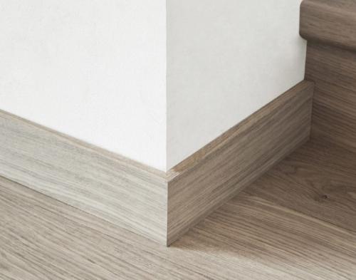 Плинтуса в современном интерьере. Высокий плинтус в интерьере: советы по выбору и 70 фото удачных сочетаний 11 Плинтуса в современном интерьере. Высокий плинтус в интерьере: советы по выбору и 70 фото удачных сочетаний 11