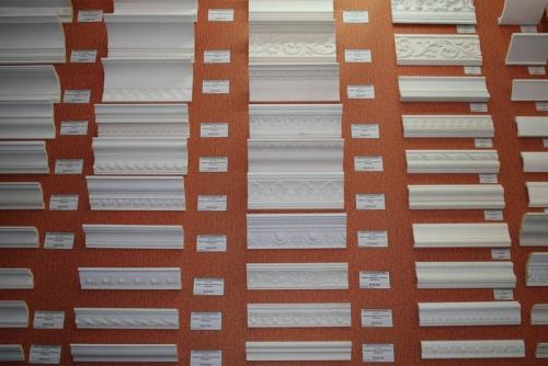 Установка потолочного плинтуса на шпаклевку. Поклейка потолочного плинтуса: на клей, шпаклевку или герметик