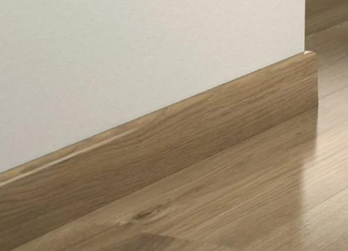 Черный плинтус в интерьере под белые обои. Цветные контрастные напольные обрамления 06 Черный плинтус в интерьере под белые обои. Цветные контрастные напольные обрамления 06