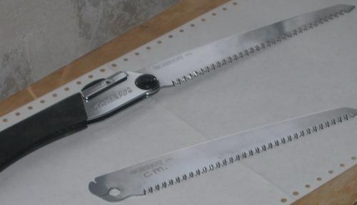 Белые плинтуса для пола в интерьере с дверями. Особенности белого пластикового плинтуса в интерьере