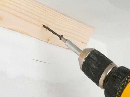 Как клеить потолочный плинтус. Какой клей лучше? 02