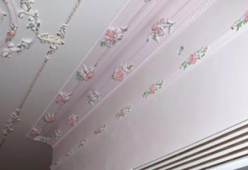 Установка багетов на потолок. Как багеты клеить на обои