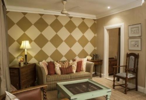 Установка багетов на потолок. Как багеты клеить на обои