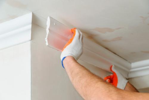 На что клеить потолочный плинтус из полиуретана. Порядок выполнения работ