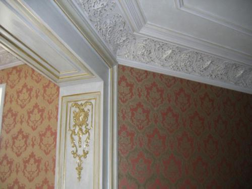 Особенности монтажа потолочных плинтусов. С помощью стусла в домашних условиях 04