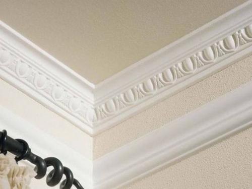 Особенности монтажа потолочных плинтусов. С помощью стусла в домашних условиях 03