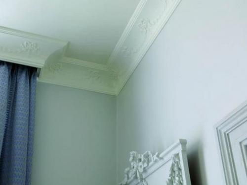 Особенности монтажа потолочных плинтусов. С помощью стусла в домашних условиях 05