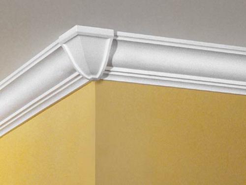 Особенности монтажа потолочных плинтусов. С помощью стусла в домашних условиях 06