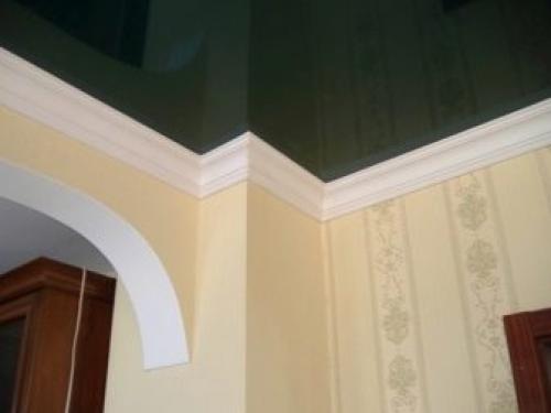 Подробно о видах потолочных плинтусов. Потолочный плинтус для натяжных потолков 01