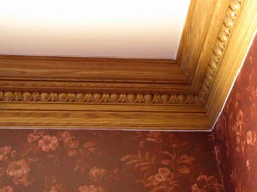 Виды деревянных потолочных плинтусов. Деревянный потолочный плинтус: достоинства и недостатки, подготовка и монтаж