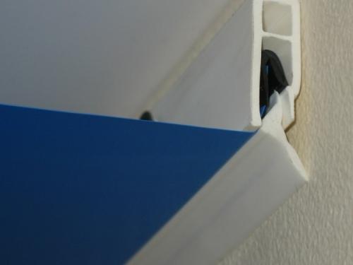 Как вставить резинку в натяжной потолок. Установка маскировочной ленты