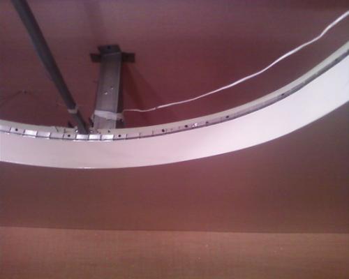 Чем заделать щель между потолком и стеной. Как заделать щель между стеной и потолком