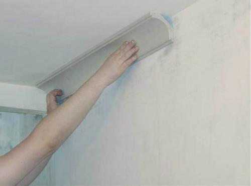 Чем заделать щель между потолком и стеной. Как заделать щель между стеной и потолком