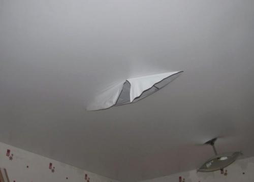 Как заделать дырку от люстры в натяжном потолке. Особенности повреждений