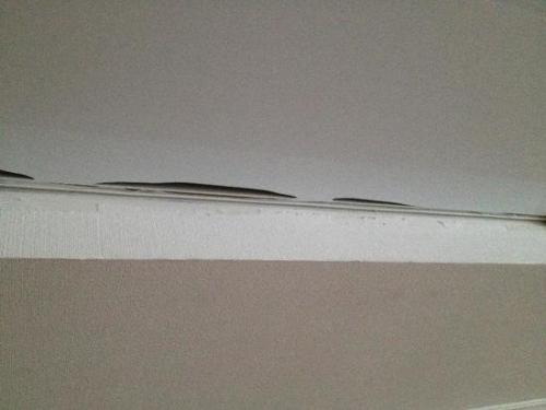 Дырка в натяжном потолке. Причины появления дыр и гарантийные случаи