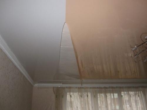 Дырка в натяжном потолке. Причины появления дыр и гарантийные случаи