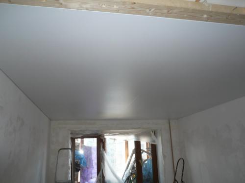 Как обыграть шов натяжного потолка. Натяжные потолки шовные — фото