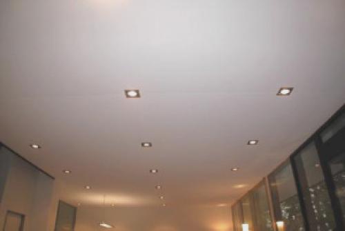 Как обыграть шов натяжного потолка. Натяжные потолки шовные — фото