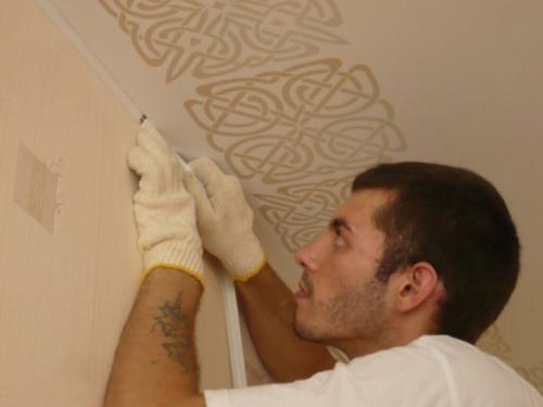 Полоска между потолком и стеной. Крепим современную «лепнину»