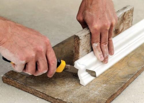 Как сделать внутренний угол багета на натяжном потолке. Как вырезать угол с помощью стусла