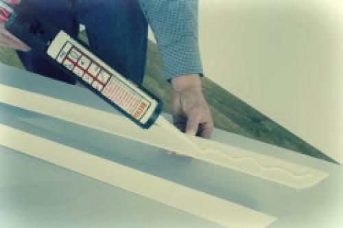 Чем приклеить потолочный плинтус из пенопласта. Какой клей подойдет для пенопластового плинтуса 07 Чем приклеить потолочный плинтус из пенопласта. Какой клей подойдет для пенопластового плинтуса 07