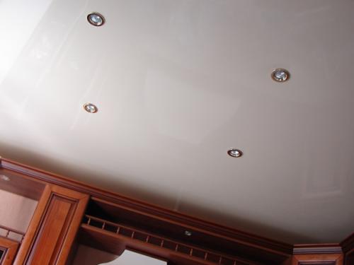 Щель между галтелей и натяжным потолком. Нужны ли плинтуса на натяжные потолки 04