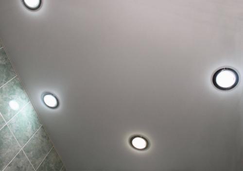 Расстояние от чернового потолка до натяжного. На сколько сантиметров можно пустить натяжной потолок в высоком помещении?