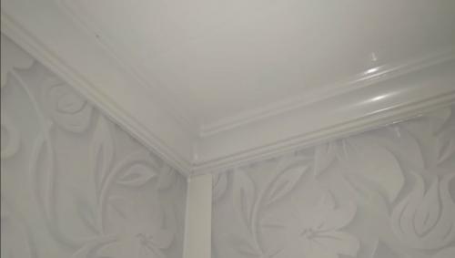 Как клеить потолочный плинтус в углах. Какие бывают плинтуса