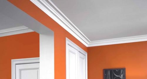 На что клеить потолочный плинтус из полиуретана. Монтаж полиуретановых потолочных плинтусов