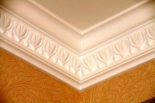 Как и чем задекорировать стык стены и потолка. Как декорировать стык стены и потолка