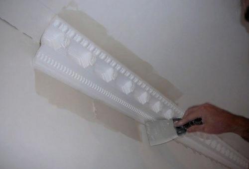 Как правильно заделать трещины на полиуретановых потолочных плинтусах. Что принимается во внимание?