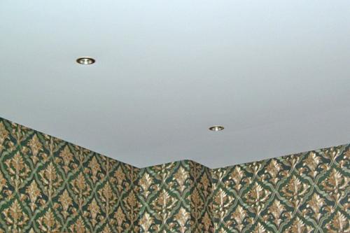В чем разница натяжных потолков. Виды натяжных потолков: отличия по материалу