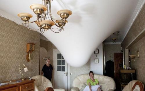 Как заделать дырку в натяжном потолке и можно ли это.. Почему появляются дырки в натяжном полотне? 11