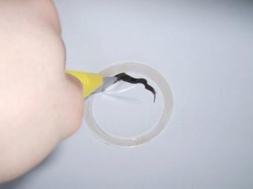 Как заделать дырку в натяжном потолке и можно ли это.. Почему появляются дырки в натяжном полотне? 08