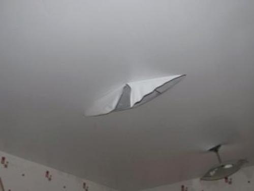 Как заделать дырку в натяжном потолке и можно ли это.. Почему появляются дырки в натяжном полотне? 06